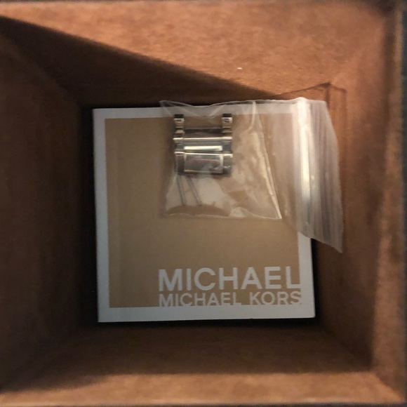 Michael Kors silver watch - Picture 4 of 6
